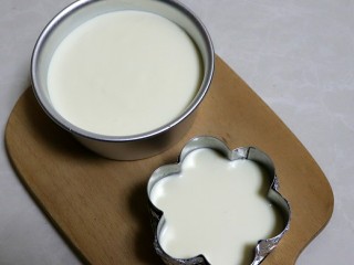 12、樱花芝士慕斯,倒入模具中，放入冰箱冷藏定型，大概三四个小时。