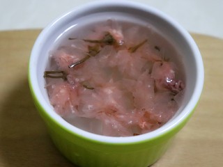 13、樱花芝士慕斯,盐渍樱花在清水中脱盐，用热水冲泡。