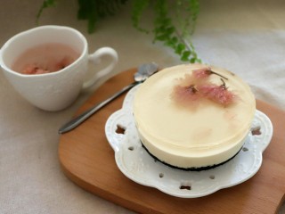 16、樱花芝士慕斯,脱模可用热毛巾捂，或者吹风机热风吹几圈模具外壁，很容易脱模。