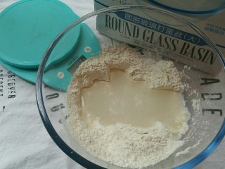 1、佛卡恰面包,除黄油、盐以外的材料混合