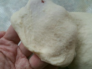 2、佛卡恰面包,揉出厚的膜