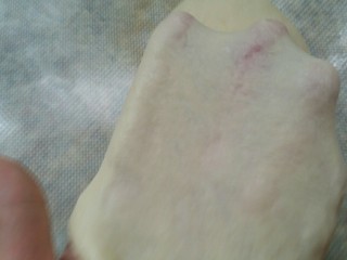 3、佛卡恰面包,加入橄榄油、盐继续揉和摔打面团