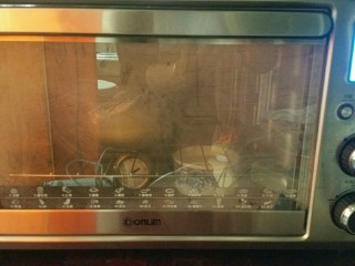 5、佛卡恰面包,面团入容器中,盖保鲜膜,开启烤箱发酵键入烤箱发酵,烤箱中放一碗热水