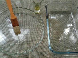 6、佛卡恰面包,发酵过程中,烤盘抹橄榄油