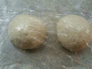 8、佛卡恰面包,面团排气分成两份,松弛15分钟