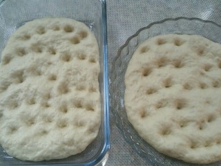 10、佛卡恰面包,取出发酵好的面团,用手深深按几个洞