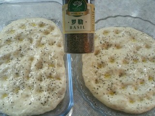 11、佛卡恰面包,表面刷上一层橄榄油,撒上适量罗勒碎