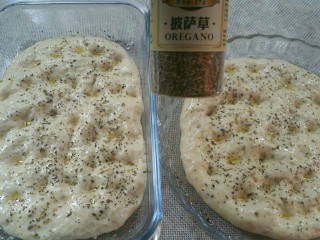 12、佛卡恰面包,撒上适量披萨草