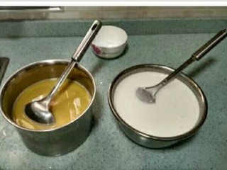 1、马蹄糕,将一碗半水加入红糖煮红糖水,取两个盆分别倒入一碗水,马蹄粉各一半125g,倒入两个盆中,一个盆倒入红糖水,另一个倒入椰浆加入砂糖,均匀搅拌