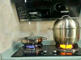 2、马蹄糕,大火煮水,盖锅蒸4-5分钟一层,一层一层的反复