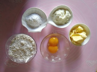 1、宝宝无盐黄油饼干,准备好所用的材料:面粉120g，蛋黄两个，黄油75g，奶粉25g，糖粉20g。