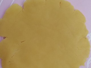18、宝宝无盐黄油饼干,分一块面团儿用手压成2亳米厚的面饼。