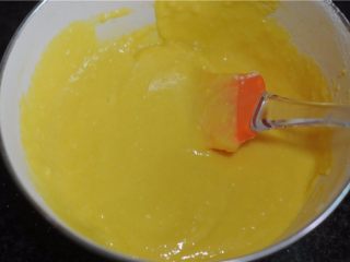 6、fiuff棉花糖淋面蛋糕,用刮刀翻拌均匀