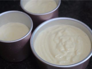 8、fiuff棉花糖淋面蛋糕,倒入模具里，用力震几下，去除气泡