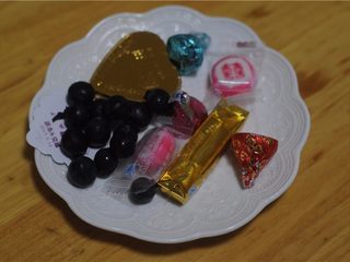 11、fiuff棉花糖淋面蛋糕,冷却蛋糕的时候，将装饰糖果饼干准备好