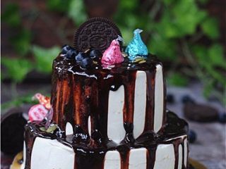 15、fiuff棉花糖淋面蛋糕,装入裱花袋，淋在蛋糕上，点缀上糖果饼干装饰好即可