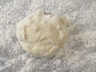 1、车打芝士披萨【披萨的做法】,准备步骤：烤箱预热至245度。将芝士酱装入挤酱瓶中。揉好披萨面团。