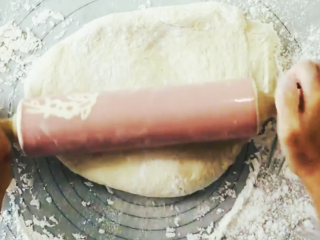 2、车打芝士披萨【披萨的做法】,将面团擀成披萨胚底，尺寸参考你家烤盘尺寸。