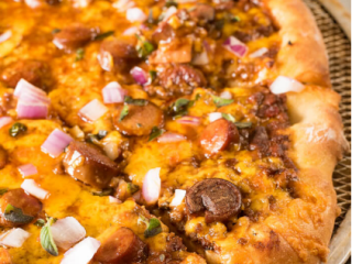 5、车打芝士披萨【披萨的做法】,放入烤箱烤13-15分钟，直到披萨上色。