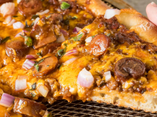 6、车打芝士披萨【披萨的做法】,立即上桌。