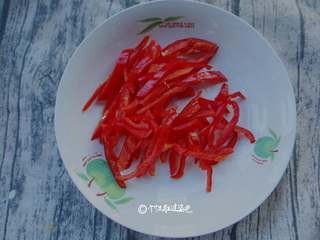 3、凉拌木耳,红椒去蒂洗干净切成细丝