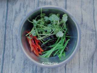 5、凉拌木耳,锅中放水，水开后，放入芹菜焯10s捞出放入盆里，加入香菜、红椒、芹菜段