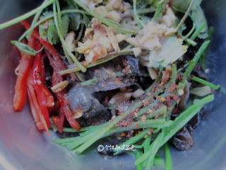 6、凉拌木耳,放入生抽、醋、糖、盐、辣椒油拌匀，表面放蒜蓉