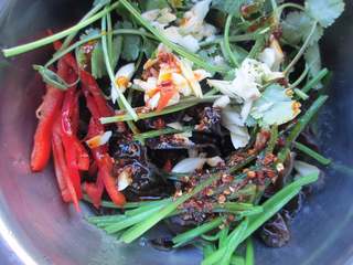 7、凉拌木耳,食用油烧热浇上即可。