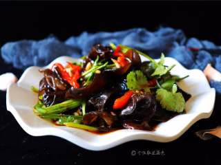 10、凉拌木耳,黑木耳具有补血、减肥、清肠等作用，还对冠心病、动脉硬化、心脑血管病颇为有益…… 