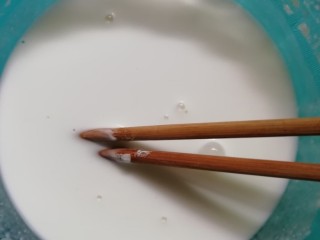 4、自制开心凉粉,将200g清水，一边缓缓倒入豌豆粉中，一边一个方向搅拌。