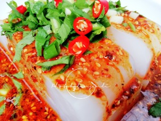 10、自制开心凉粉,将混合好的调味汁浇在切好的凉粉上，撒上葱蒜，香菜小米椒碎，完美！