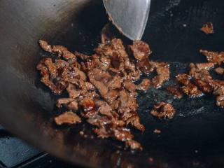 2、牛肉鸡蛋盖饭,热锅在锅底涂一层油,马上加入牛肉,翻炒30秒。
