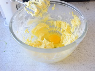 2、彩色饼干,分三次加入鸡蛋液，每次都要打发均匀