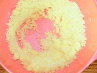 2、二次元美少女教你制作颜值爆表的红丝绒蛋糕,黄油软化后，和盐、细砂糖混合，用电动打蛋器充分搅打，打成散沙状。