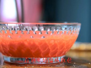 4、二次元美少女教你制作颜值爆表的红丝绒蛋糕,在牛奶中加入食用色素，搅拌均匀，牛奶会变成鲜艳的红色。