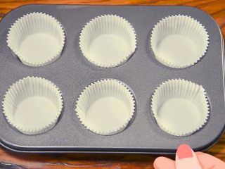 9、二次元美少女教你制作颜值爆表的红丝绒蛋糕,纸杯放入模具，这样可以更好的拿出来，也更方便清洗。