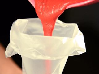 10、二次元美少女教你制作颜值爆表的红丝绒蛋糕,将面糊装入挤花袋，挤花袋前端剪一个小孔。