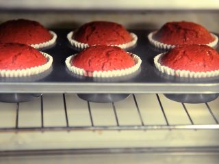 12、二次元美少女教你制作颜值爆表的红丝绒蛋糕,将纸杯放入预热好上下火175℃的烤箱，烤20分钟左右，直到完全膨起，用牙签扎入蛋糕内部，拔出牙签上没有残留物，就烤熟了。