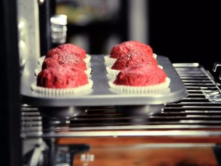 13、二次元美少女教你制作颜值爆表的红丝绒蛋糕,蛋糕取出冷却备用（不同烤箱情况不一样，配方中温度与时间仅供参考，请根据实际情况调整温度和时间）。