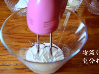 14、二次元美少女教你制作颜值爆表的红丝绒蛋糕,用打蛋器打发淡奶油，打发到呈现清晰纹路的程度。