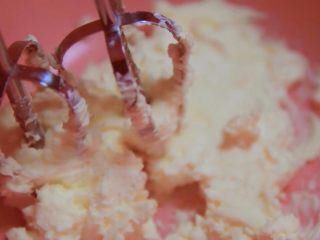 15、二次元美少女教你制作颜值爆表的红丝绒蛋糕,将室温软化的奶油奶酪和糖粉混合，用打蛋器搅打到顺滑无颗粒的状态，加入香草精搅打均匀。