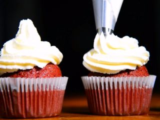 17、二次元美少女教你制作颜值爆表的红丝绒蛋糕,将奶酪霜装入挤花袋，用中号星形花嘴，将奶酪霜挤在蛋糕表面。从外向内画圈的方式挤。