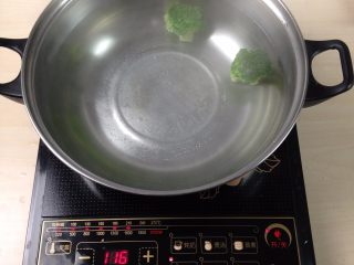 1、咖喱照烧鸡烩饭,西兰花放入开水中烫熟