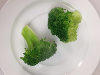 2、咖喱照烧鸡烩饭,烫好的西兰花捞出待用