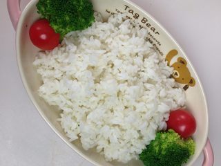 4、咖喱照烧鸡烩饭,烫好的西兰花和小西红柿摆放在一旁