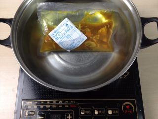 5、咖喱照烧鸡烩饭,料理包放入开水中水煮加热15分钟