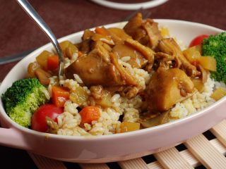 6、咖喱照烧鸡烩饭,加热好的料包取出倒在米饭上拌均匀即可享用