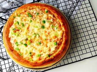 13、厚底鲜虾批萨,后表面再洒少许混合蔬菜粒和奶酪碎，挪到上层，180度再烤5-10分钟上色即可