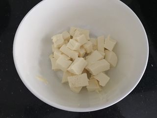 1、奥利奥蔓越莓奶酪蛋糕（免烤箱）,奶油奶酪室温软化