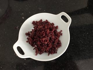 3、奥利奥蔓越莓奶酪蛋糕（免烤箱）,蔓越莓切碎备用